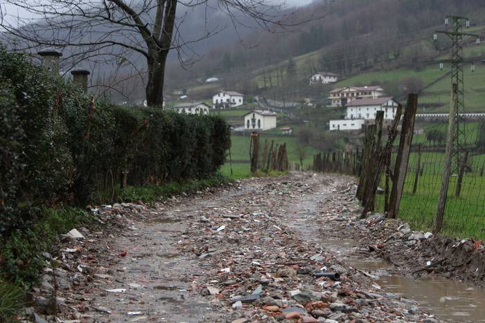 Bidegorria egiten ari dira, segurtasuna bermatzeko