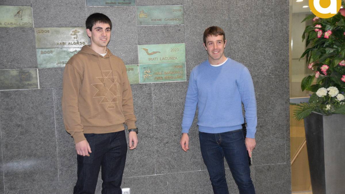 «Ohorea da hemen dauden izenen ondoan izatea»