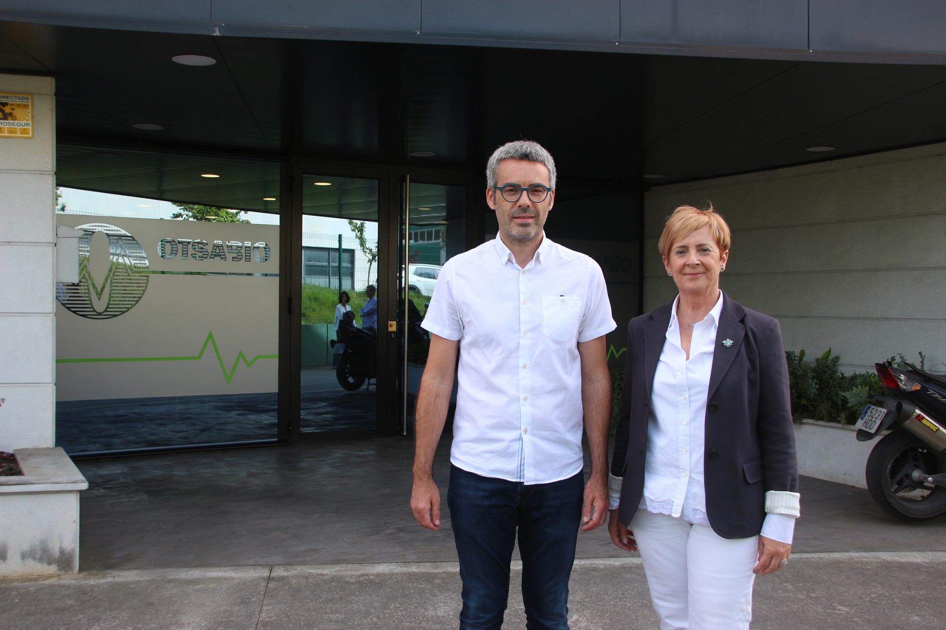 Arantxa Tapiak eskualdeko bi enpresa bisitatu ditu