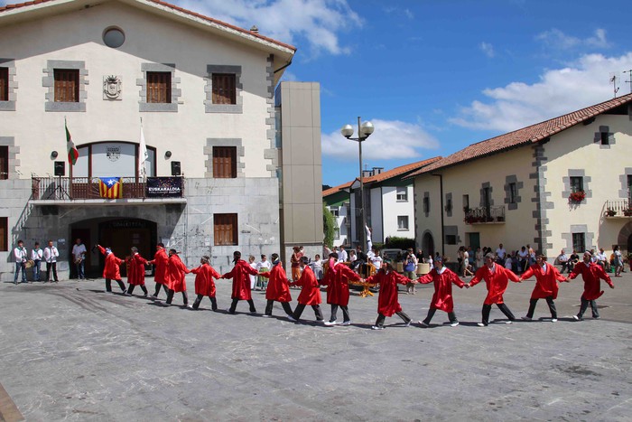 Emakumeak Adunako Axeri-dantzan, lehen aldiz - 119