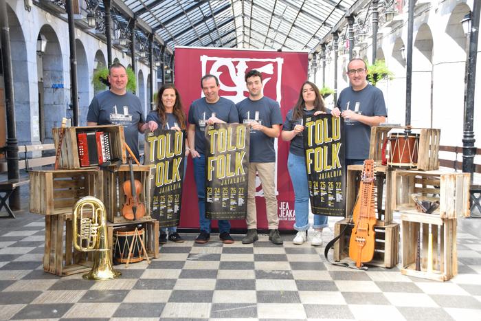 Dokumental bat eta zazpi kontzertu Tolofolk jaialdian