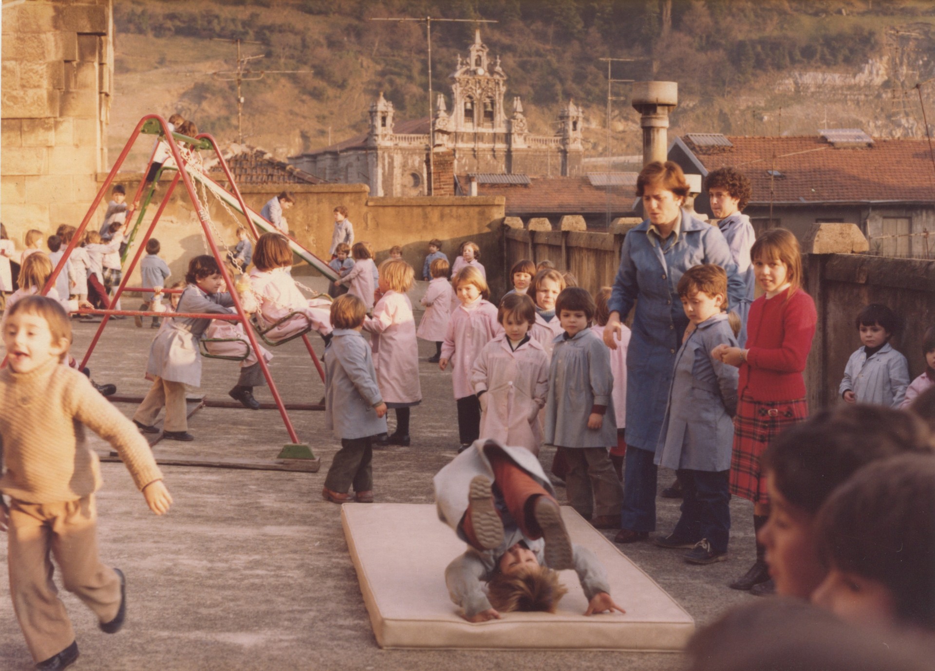 Poxpolin ikastola, familia giroan