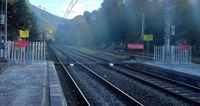 Billabona-Zizurkil tren geltokian hesiak jarri dituzte, trenbidea gurutzatzeko pasabidea itxiz