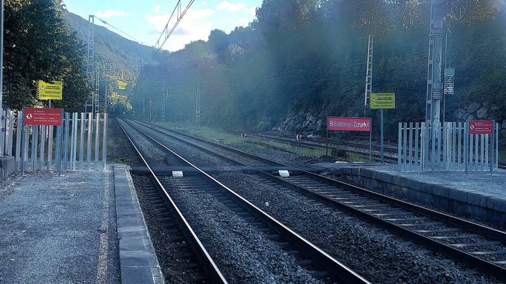 Billabona-Zizurkil tren geltokian hesiak jarri dituzte, trenbidea gurutzatzeko pasabidea itxiz