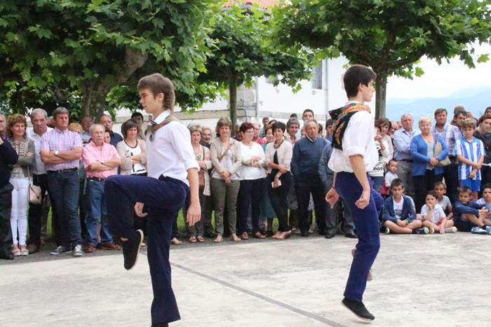 Jaietako egun handia ospatzen ari dira Asteasun 18 1467203440264