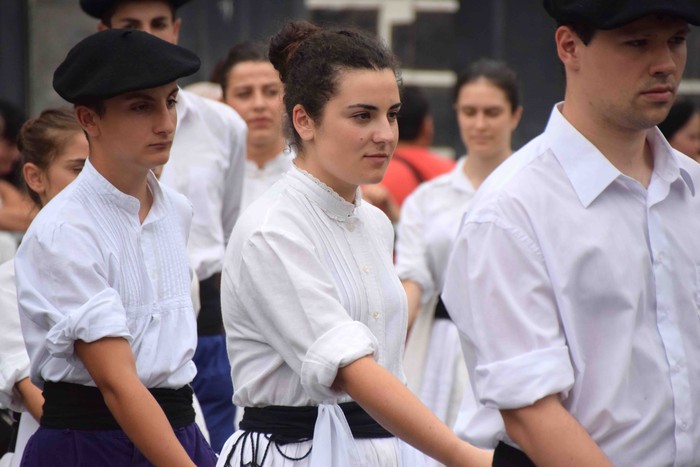 Soka dantzak jende ugari bildu du Errebote plazan - 12