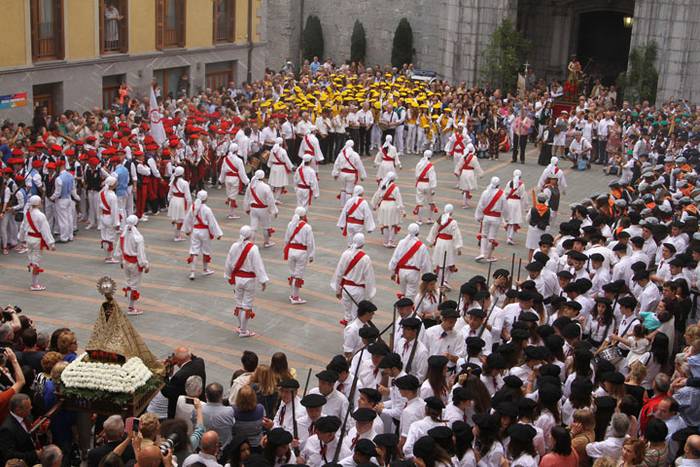 Santuek eta dantzariek poztu 172 1498313135591