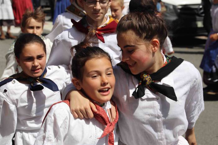 Dantzan ospatu dute Sutarrir 26 1557663353849