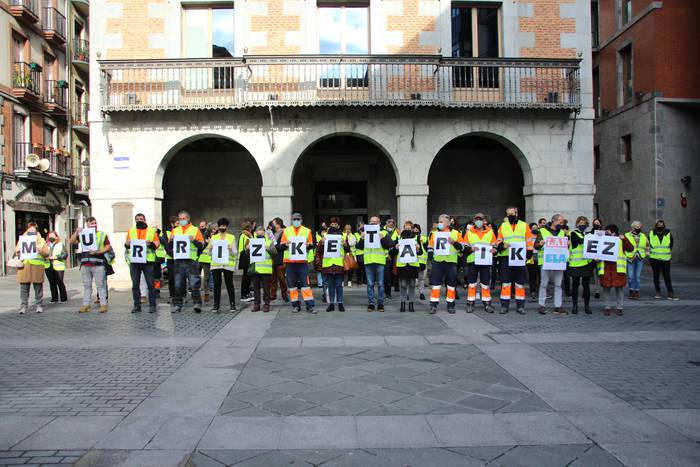 Tolosako udal langileek protesta egin diete udal gobernuari