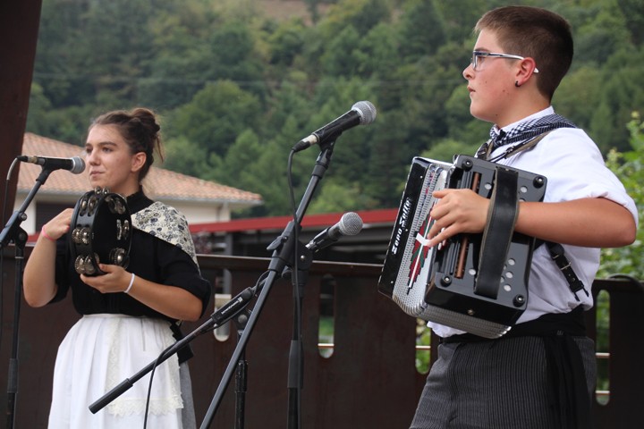 Haurrak zein helduak festa gogoz daude