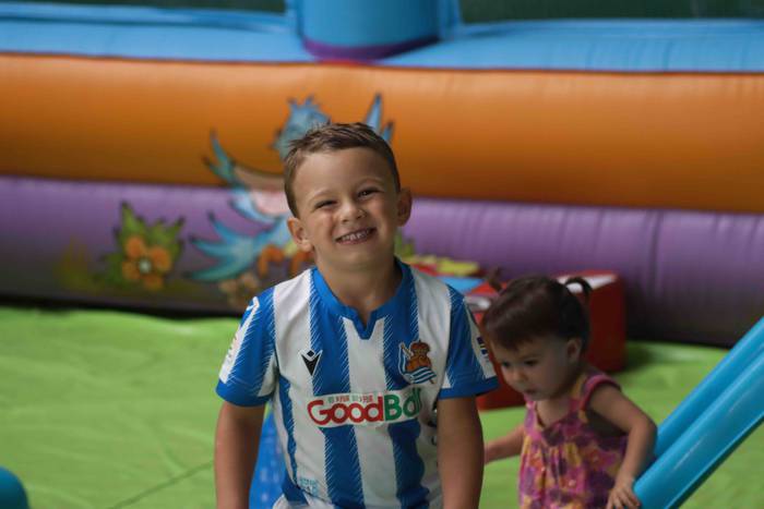 Saltoka eta jolasean pasatu  36 1660043082299