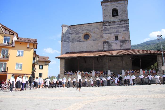 Berriro ere elkarri eskutik  17 1632576977550