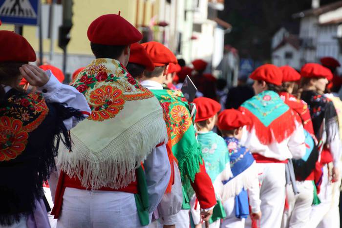 Dantzatzen duen herria 35 1581859455585