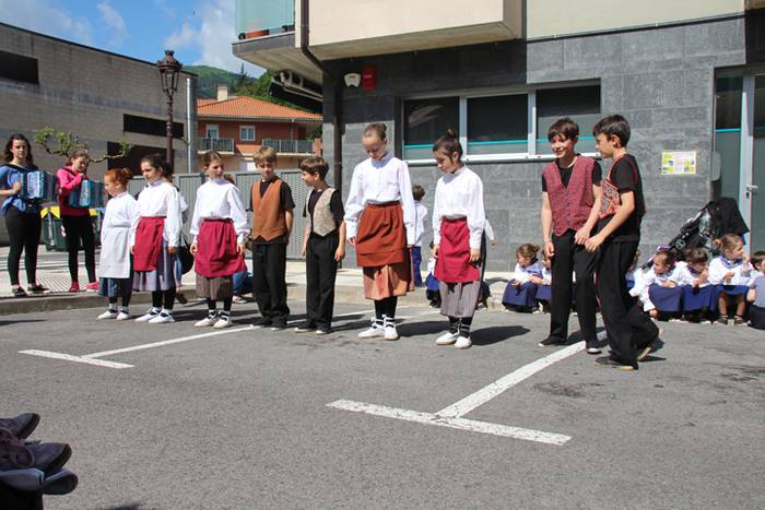 Haurrek alaitu dituzte kalea 33 1494677944814