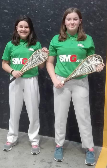 Neska  xarelariak historian lehen aldiz ariko dira Iparraldean,  xarearen seaskan.