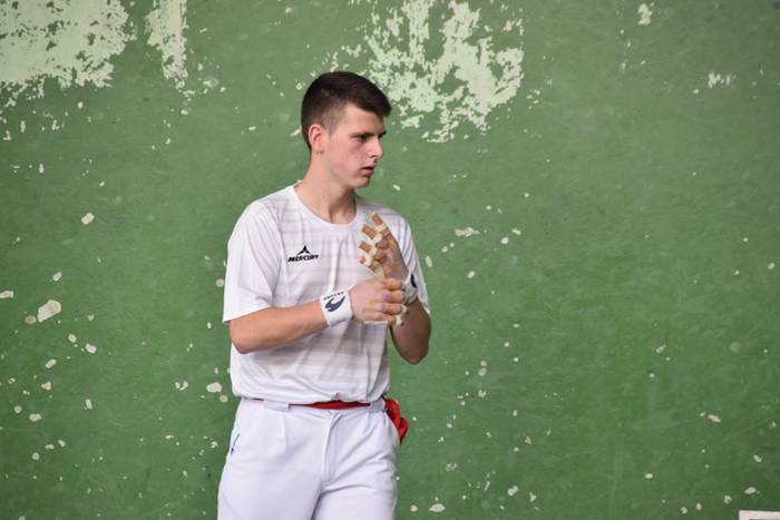 Giro onean ari da ospatzen B 12 1527960691960