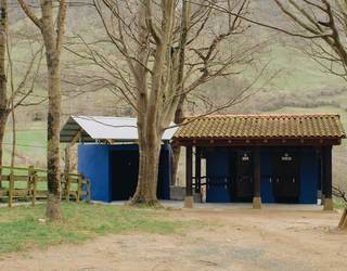 Dutxatzeko eta oinetakoak garbitzeko guneak jarri dituzte Larraitzen