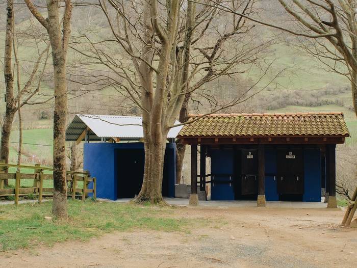 Dutxatzeko eta oinetakoak garbitzeko guneak jarri dituzte Larraitzen