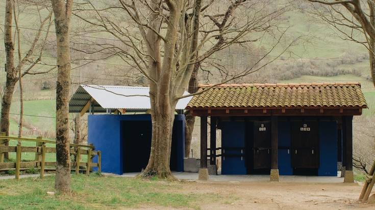 Dutxatzeko eta oinetakoak garbitzeko guneak jarri dituzte Larraitzen