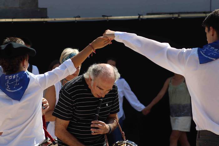 Dantzan igaro dute goiza Liz 21 1630841475483