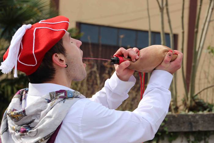 Ajerik gabe, makila eta lau  40 1551617977472