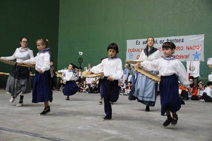 Dantzari txiki eguna anoetan 16 1463914944542