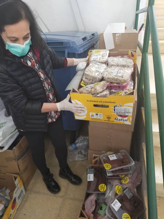 Udala egoera ekonomiko larria bizi duten herritarrei oinarrizko elikagaiak banatzen ari da