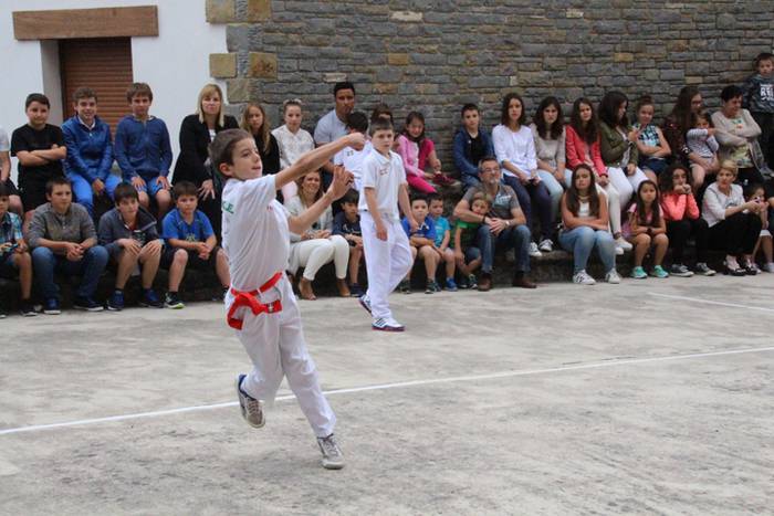 Jaietako egun handia ospatzen ari dira Asteasun 50 1467203848315