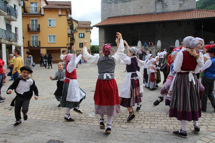 Haurrek alaitu dituzte kalea 4 1494677757389