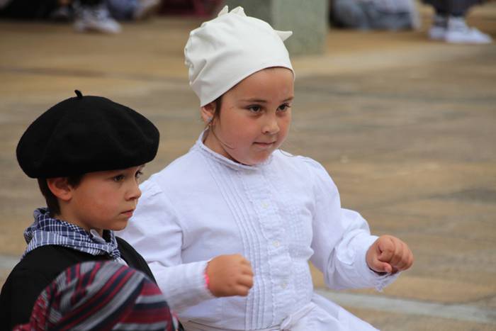 Haurrek alaitu dituzte kalea 57 1494678099086