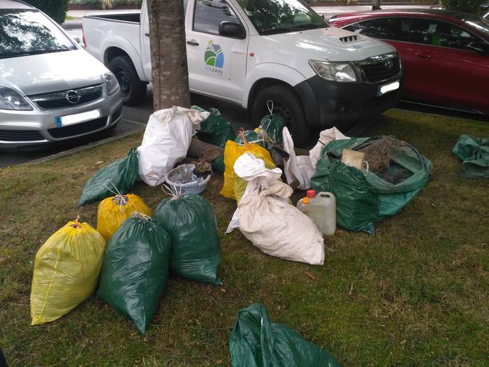 Beste 1.160 kilo hondakin jaso dira Oria ibaiaren bazterretatik