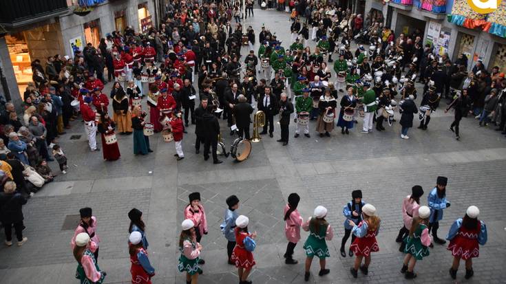 Helduek ere astindu dituzte danborrak