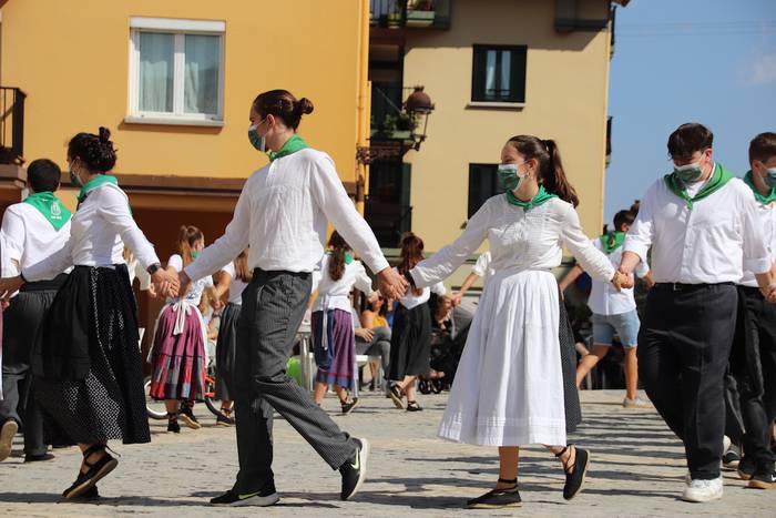 Berriro ere elkarri eskutik  30 1632576978962