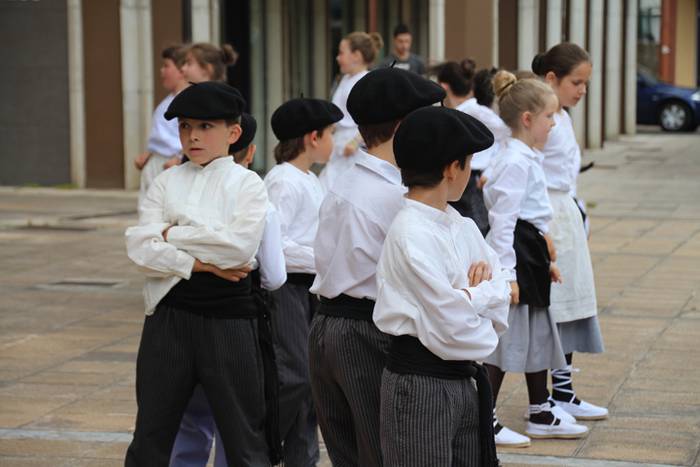 Haurrek alaitu dituzte kalea 62 1494678130054