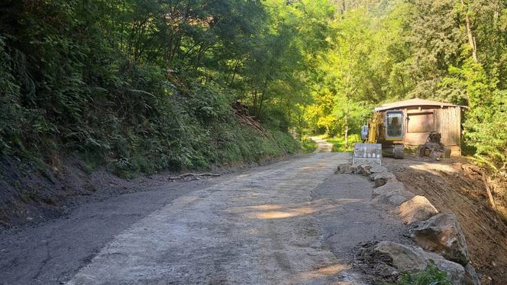 Urkolaparte auzoko bidea konpondu dute