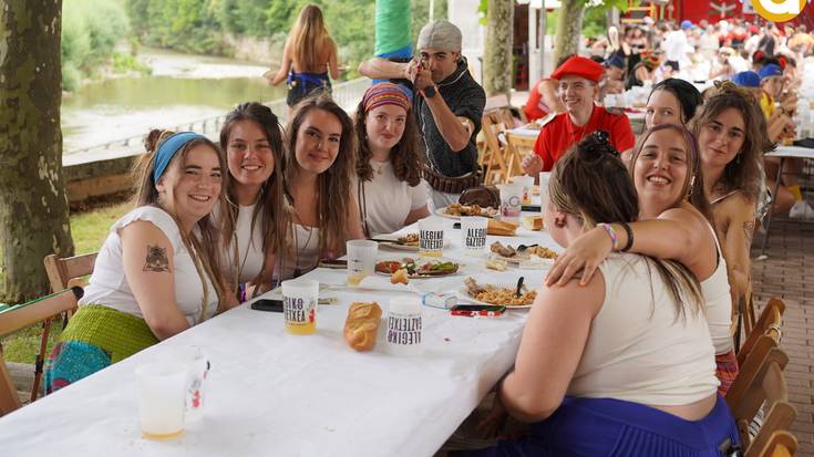 Haurrak uretan, helduak itzaletan eta gazteak mozorroturik
