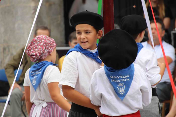 Dantzak, txistuak eta trikit 51 1565549098046