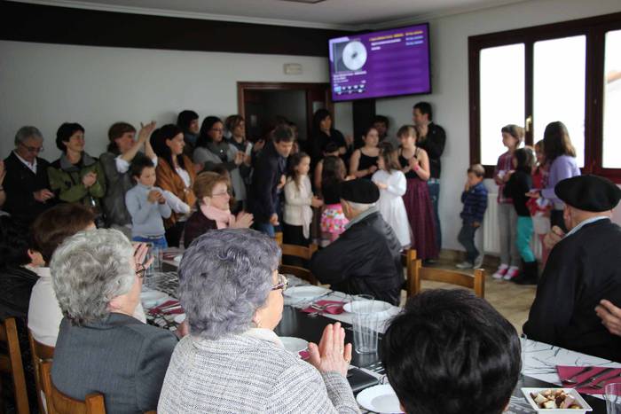 Herriko baserritarrak omendu dituzte Alkizan 12 1431879035837