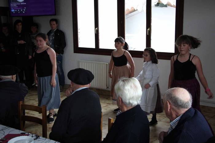 Herriko baserritarrak omendu dituzte Alkizan 15 1431879051216