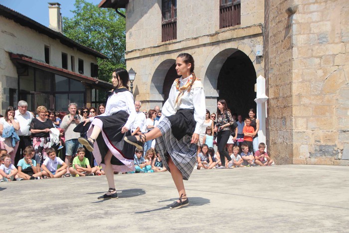 Emakumeak dantzari, lehenengo aldiz soka dantzan - 2