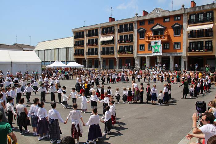 Dantzari txiki eguna Anoetan 2 1497181444358