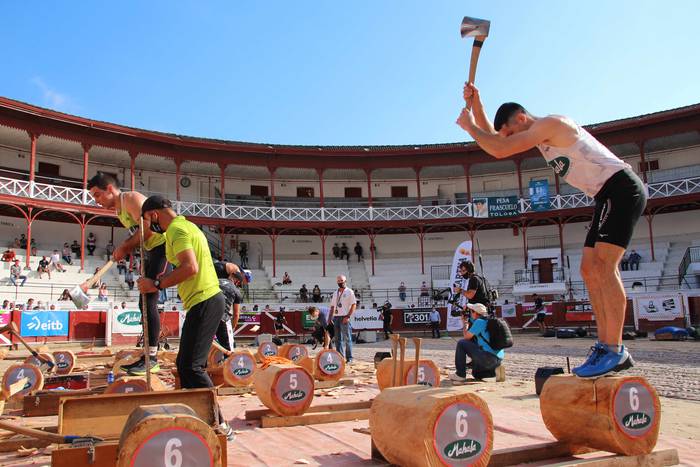 Izetatarrek jantzi dute txap 65 1624130534455