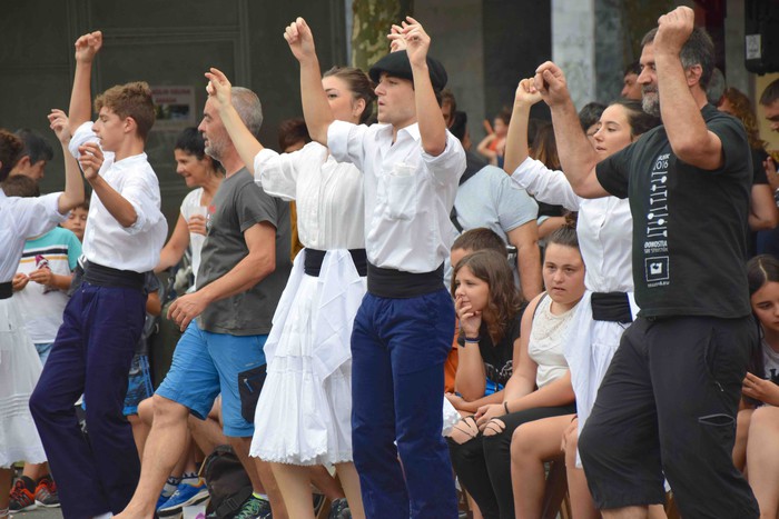 Soka dantzak jende ugari bildu du Errebote plazan - 89