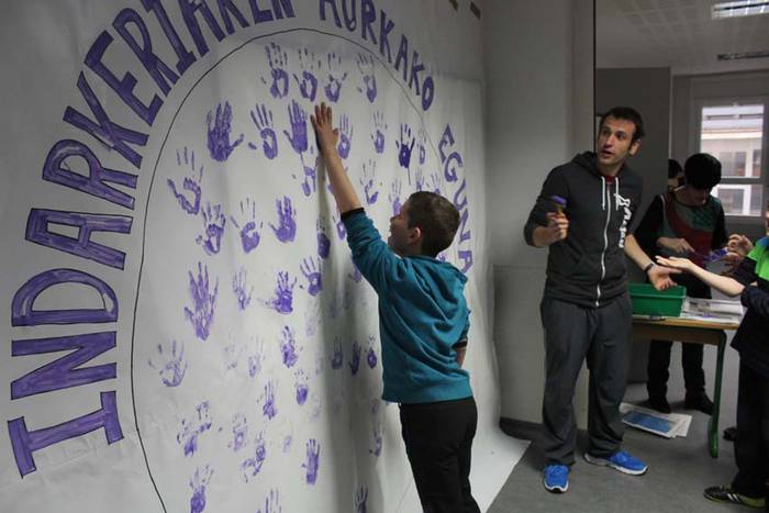 Azaroak 25 Ikaztegietako eskolan murala 21 1448454568125