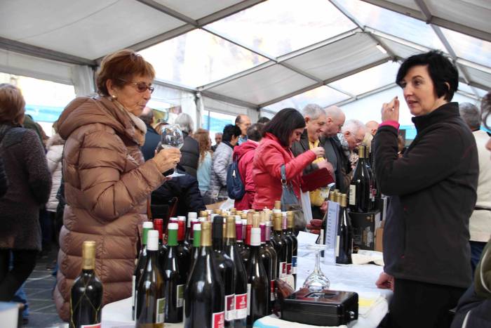 Gabonetako azokak jende asko 44 1576941769370