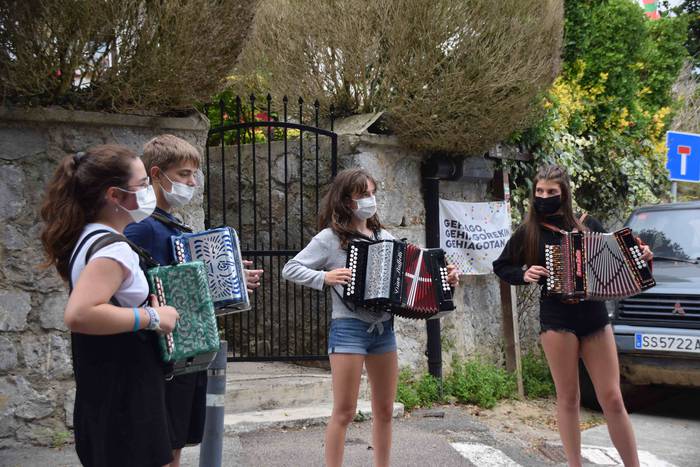 Festari itxura ematen, musik 3 1627663330479