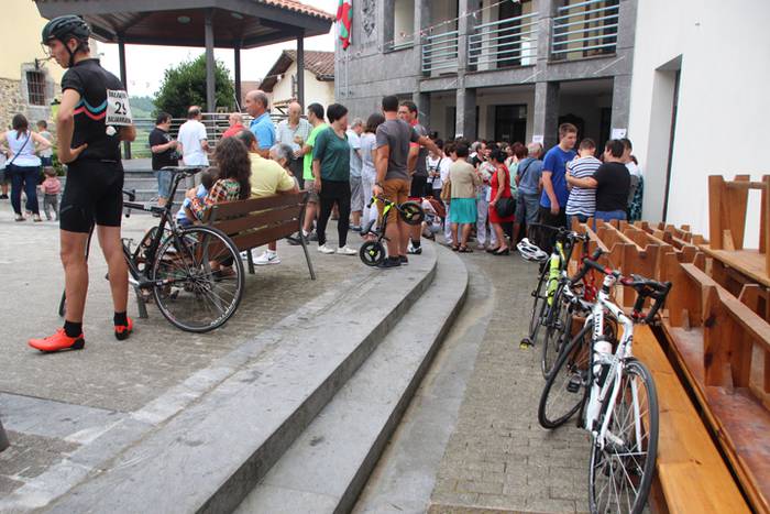 Maldan gora plazara heldu ar 48 1502801537292