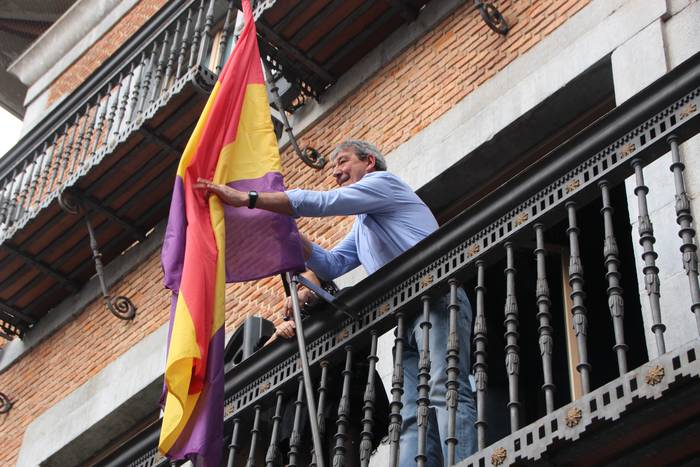 Errepublikar bandera Tolosako udaletxean 3 1460805555393