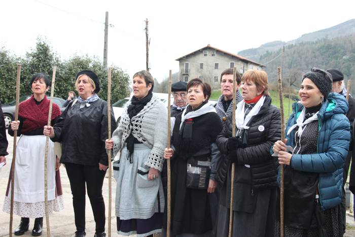 Makilak eta ahotsak prest, etxez etxe eskean ateratzeko