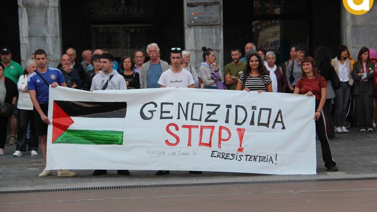 Elkartasun ontzidiari egindako erasoa salatzeko elkarretaratzea egin dute